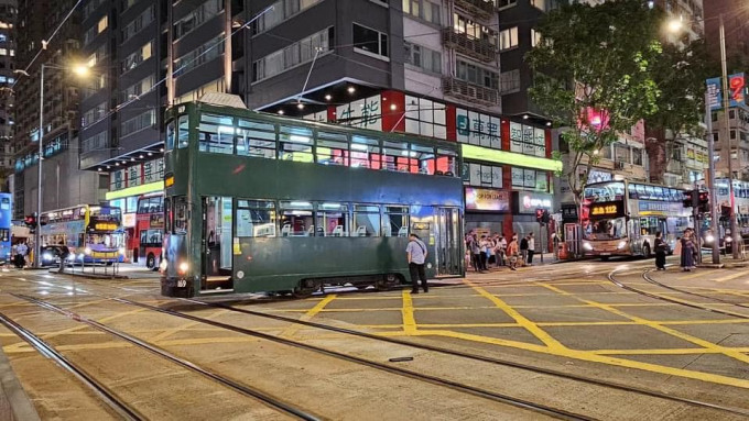 灣仔電車脫軌交通擠塞 疑路軌上有木條釀禍。香港突發事故報料區及討論區FB