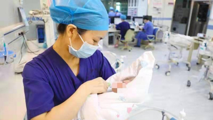 深圳醫生回應將無檢測高危產婦送手術室，稱是職責所在沒甚麼好誇獎。