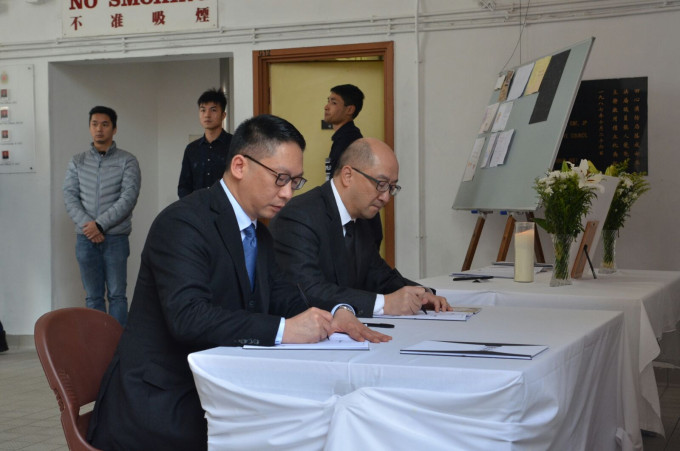 律政司司長袁國強(左)和政制及內地事務局局長譚志源(右)上午約11時亦到場簽署弔唁冊。