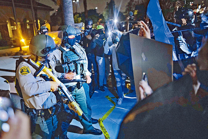 洛杉磯黑人基茲被殺後，大批示威者上街與警衝突。