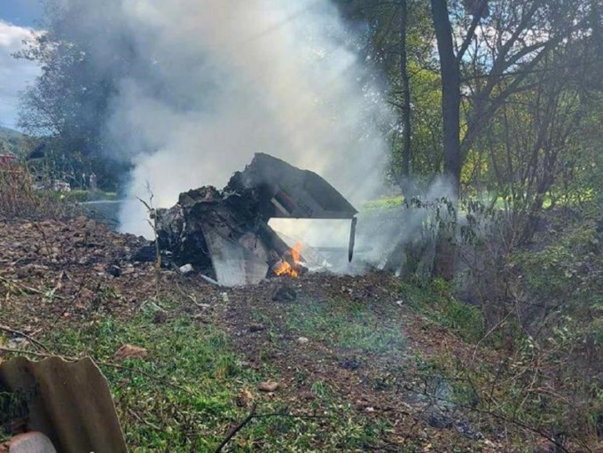 一辆军用飞机在塞尔维亚洛兹尼察附近的民居坠毁。网图