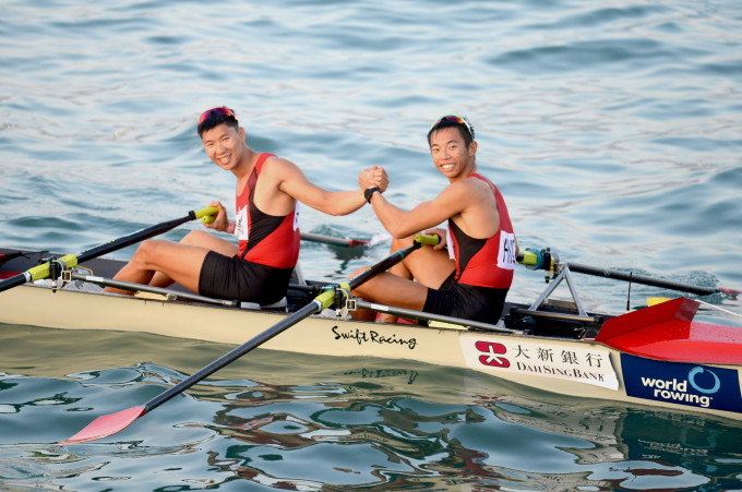 趙顯臻（右）夥拍陳鈺文出戰男子雙人雙槳艇初賽，更以小組首名晉身決賽。馮梓健攝