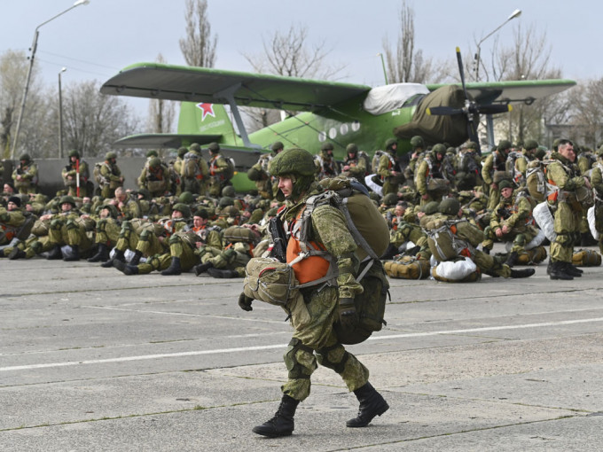 俄罗斯陆续从接壤乌克兰东部边境撤军。AP图片