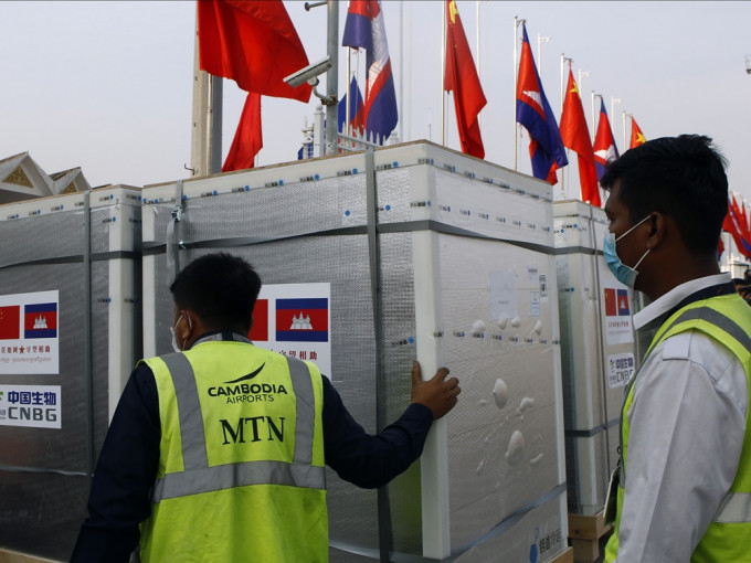 中國首批60萬劑新冠疫苗於今日下午運抵柬埔寨金邊國際機場。AP圖片