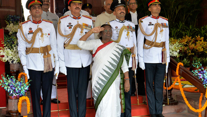 印度新任总统穆尔穆宣誓就职。AP
