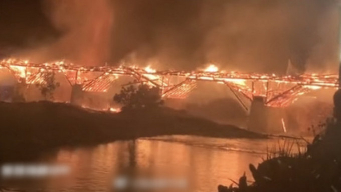 万安桥昨晚突然失火被焚毁。网图