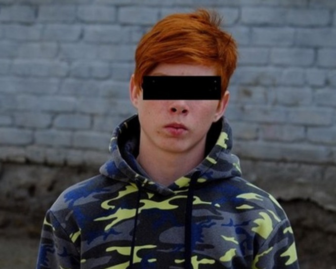 俄罗斯一名14岁少年爬上电塔不慎触电坠下身亡。网上图片