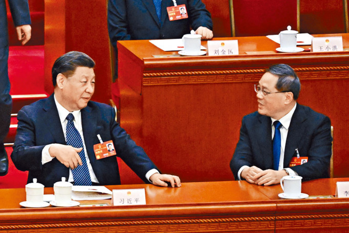 其他人大代表投票期間，國家主席習近平與新任總理李強相談甚歡。