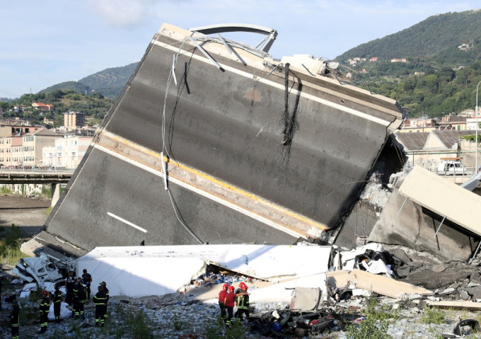 意大利熱那亞市一座高架橋在暴風雨中部分斷落。