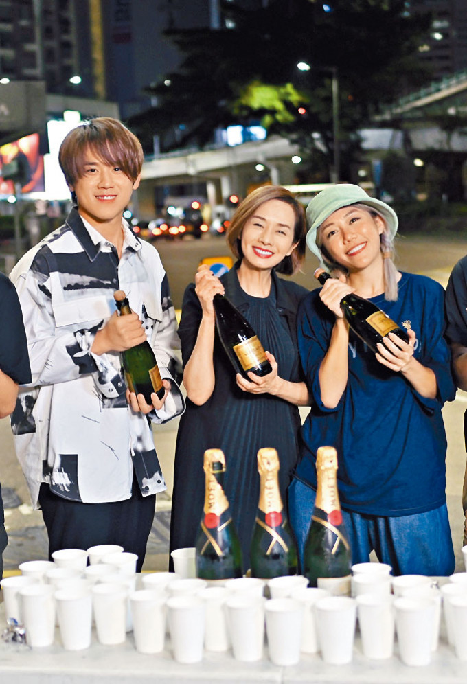 《阿妈有咗第二个》日前煞科，姜涛、毛姐和彭导演齐开香槟庆祝。