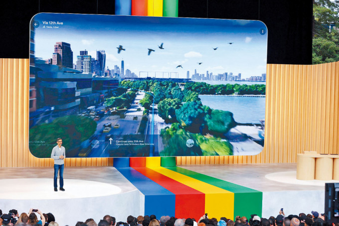 Google行政总裁皮查伊介绍Google地图加入AI功能，提供沉浸式路綫图。