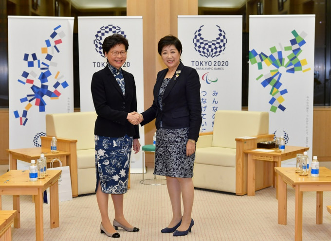 林郑月娥（左）在东京都厅与东京都知事小池百合子（右）会面。政府新闻处