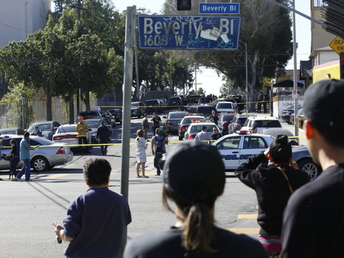 洛杉矶西湖区的卡斯楚中学爆发枪击案，警方一度封锁现场。(图：AP)