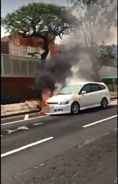 私家车突然自焚车头冒烟著火。图：网民Taitai Mo‎