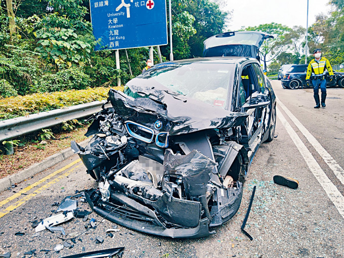 肇事電動車損毀嚴重。