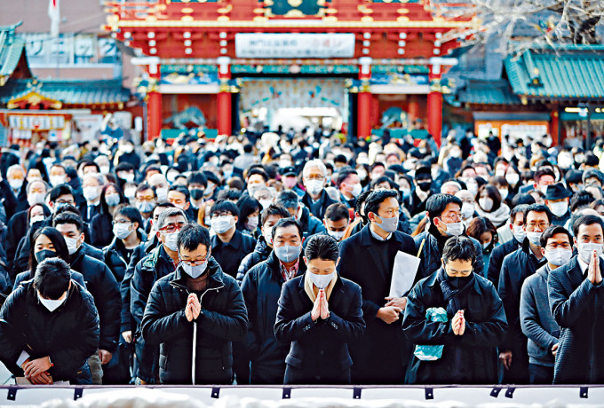 善信昨天戴口罩到東京神田神社祈福。　