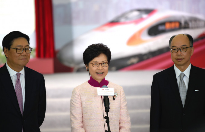 林郑月娥（中）满意高铁香港段首日运作。