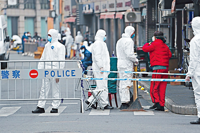 上海有住宅區因疫情被封鎖。