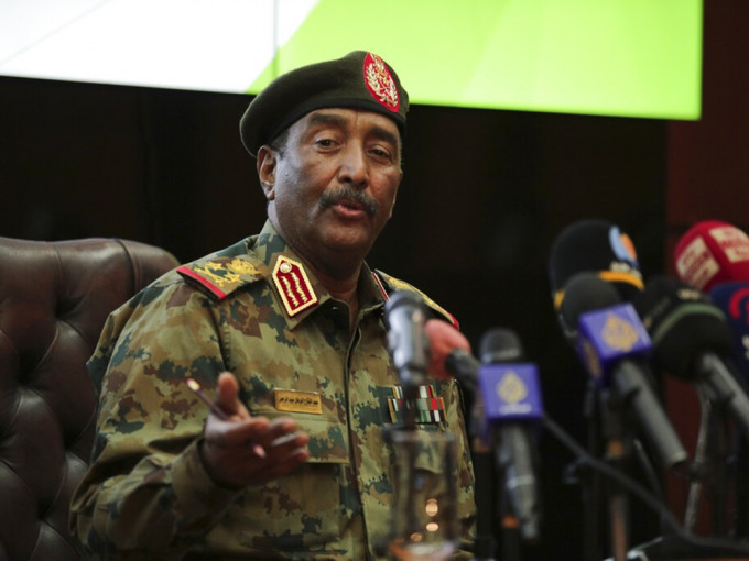 蘇丹主權委員會主席布爾漢表示軍方「奪權」行動是別無選擇。AP圖