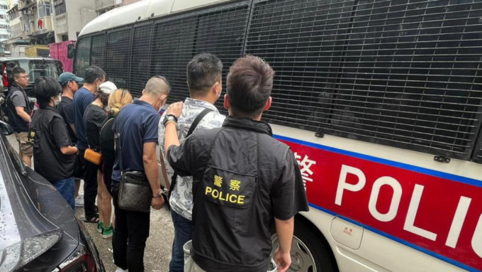 警捣深水埗钓鱼机赌档 拘8人包括被通缉女档主。警方图片