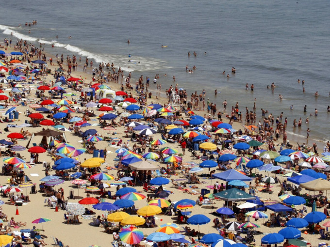 美国上诉法庭裁定海洋城政府有权禁止女性无上装进海滩。AP资料图片