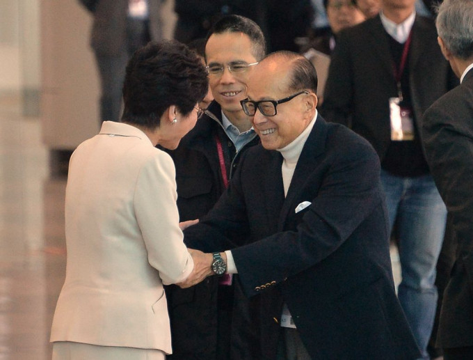 李嘉诚与林郑握手。资料图片