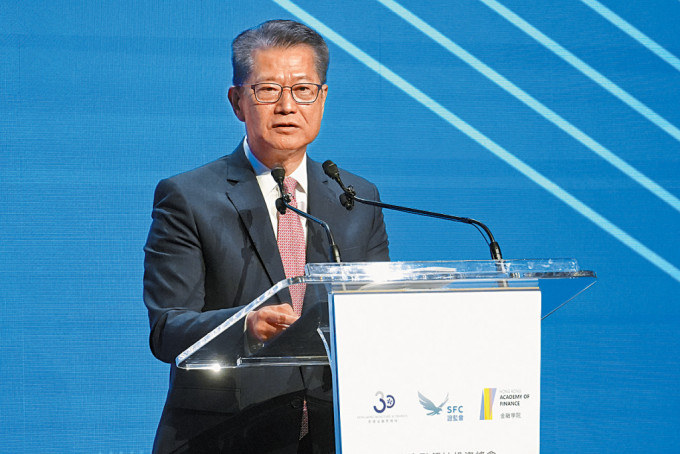 财政司司长陈茂波昨表示，当香港克服一次又一次的挑战后，新的强项与机遇亦随之而来。