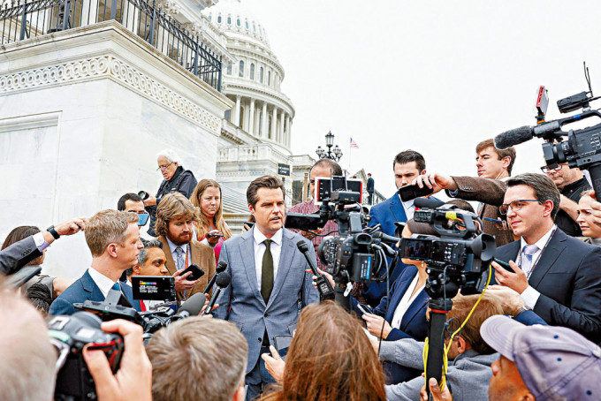 眾議院周五否決共和黨提出的短期支出法案，該黨極右派議員蓋茲當天在國會大樓外見記者。