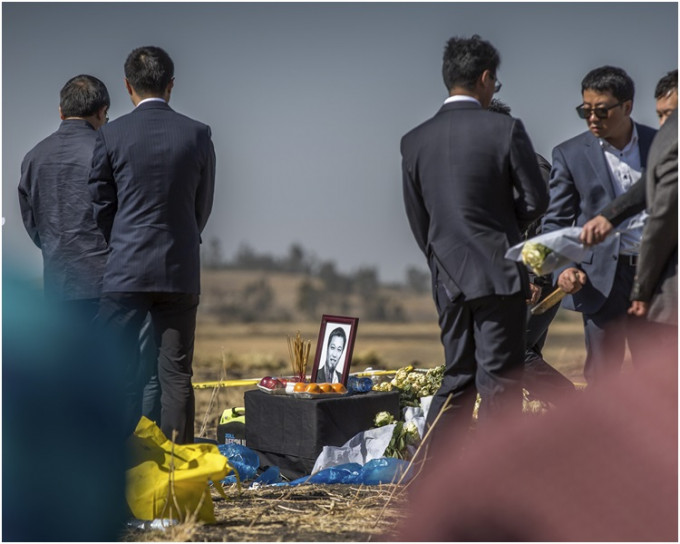 遇難的中國籍死者家屬到當地進行祭祀。AP