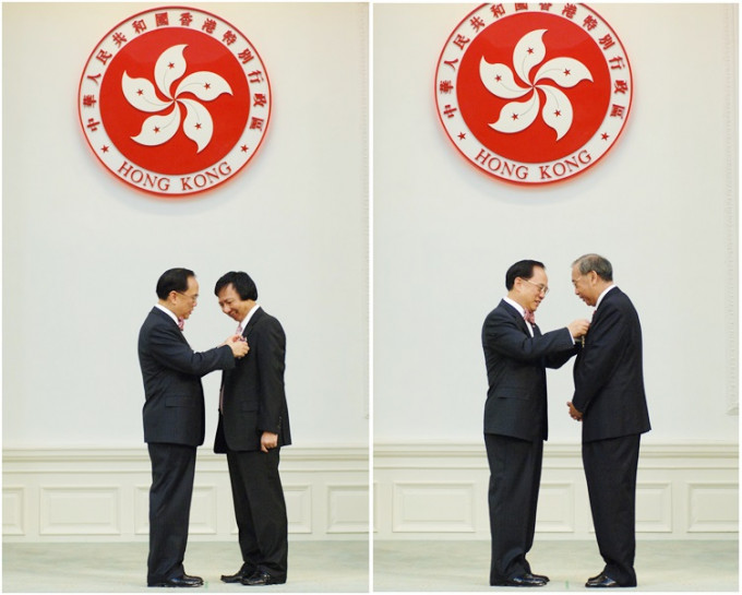 2007年時，曾蔭權頒授大紫荊勳章予許仕仁（圖右）和郭炳江。