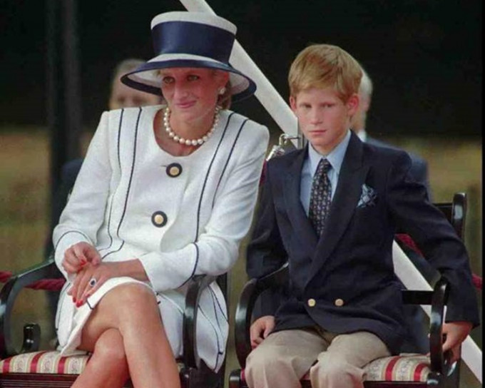 1995年戴安娜王妃和哈里王子在伦敦的合照。AP