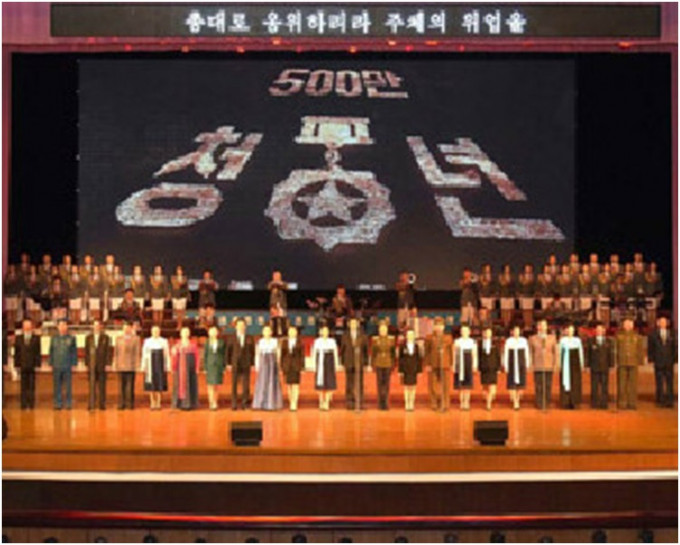平壤青年中央會館舉行了緬懷金正日的演出。韓中社