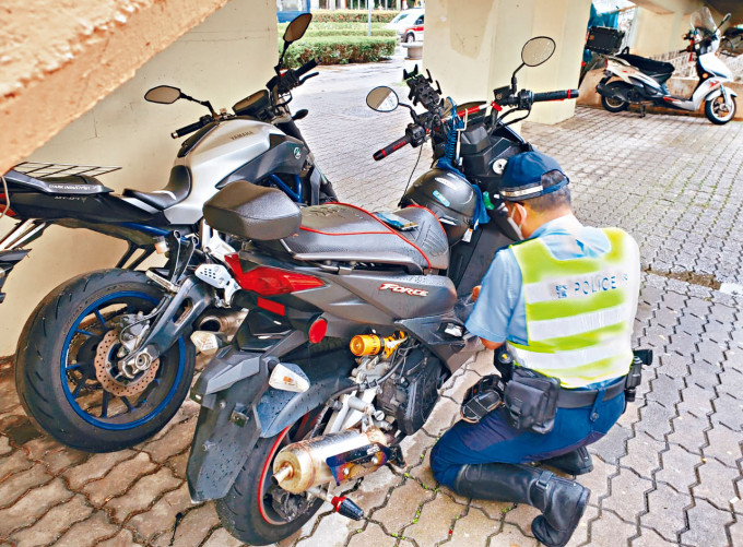 警員調查沒掛車牌及行車證的電單車。