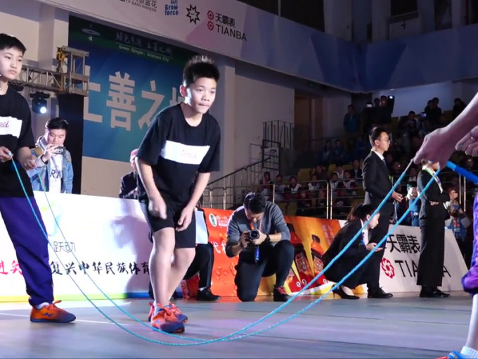 中国13岁少年黄俊凯再破交互绳世界纪录，30秒136次。（网图）