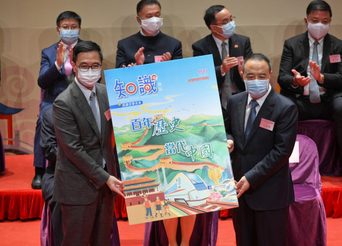 毛超峰(右)还代表紫荆文化将《百年历史．当代中国》特刊赠予教育局局长杨润雄(左)。