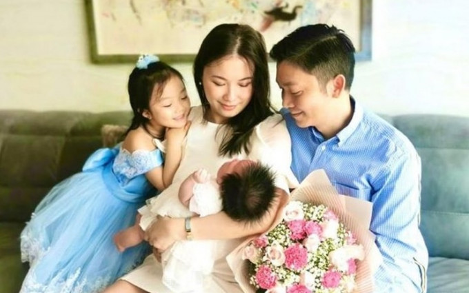 劉倩婷與老公李丞責及兩個可愛女兒，一家四口齊過快樂母親節。