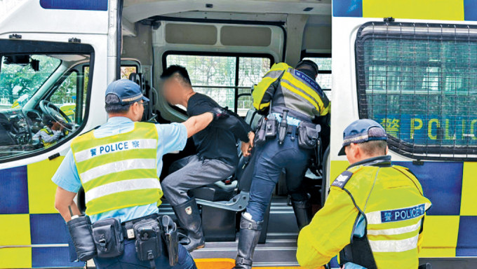 涉嫌「藏毒」被捕貨車司機帶上警車調查。