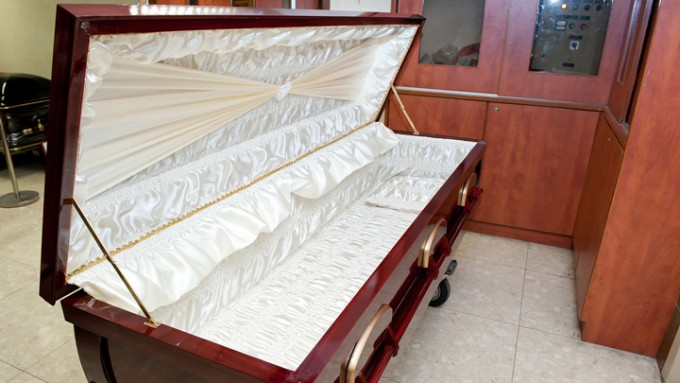 殯儀業商會指目前供港棺木只足夠兩至三天需要。資料圖片