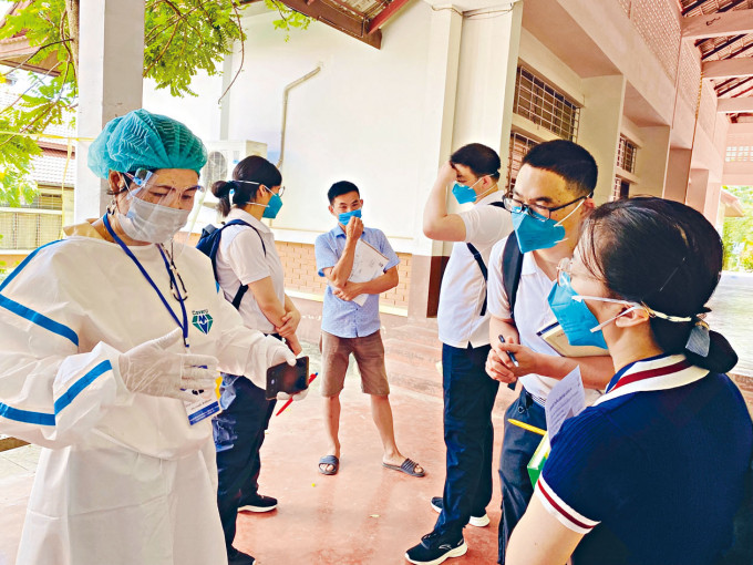 中国专家近日在老挝指导防疫。