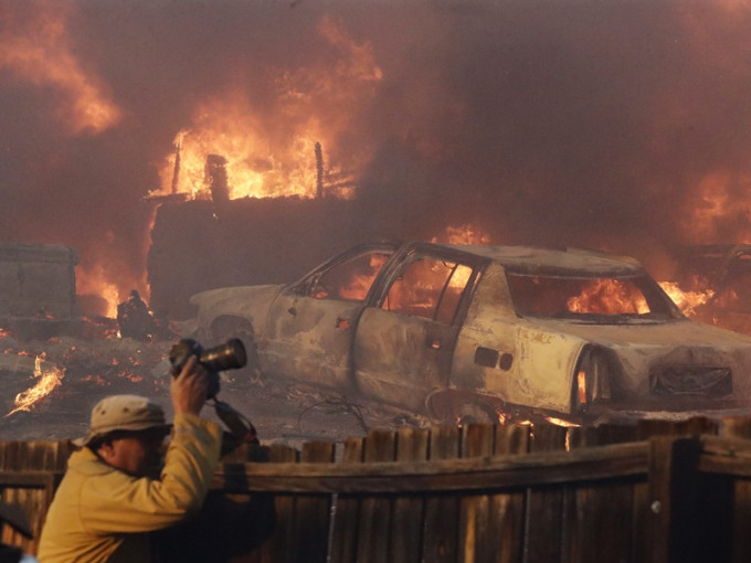 美國西岸遭受山火蹂躪。AP