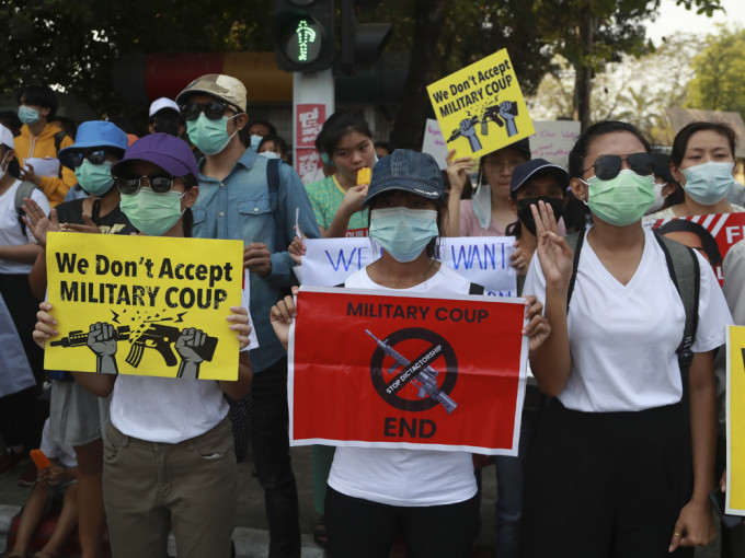 群众聚集在印尼大使馆外抗议。AP图片