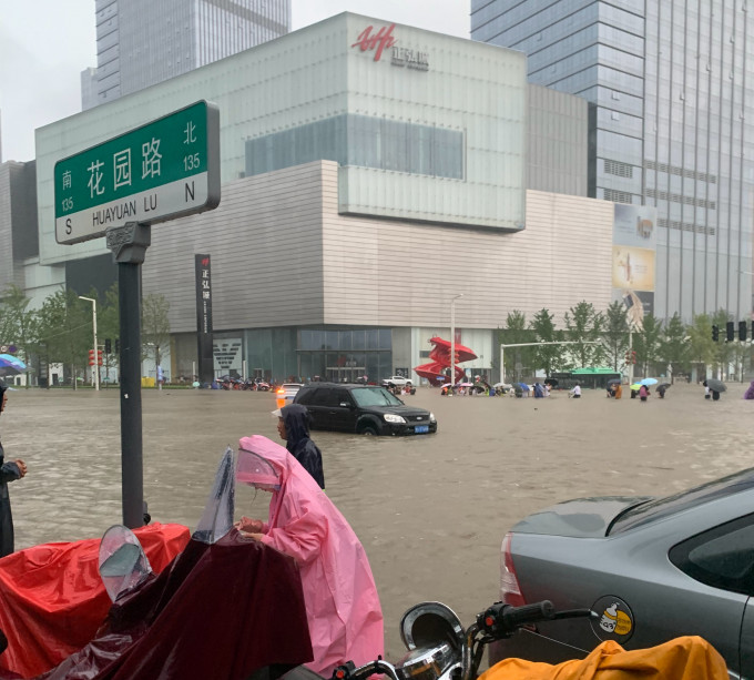 林超英指河南暴雨是多个不幸导致。网上图片