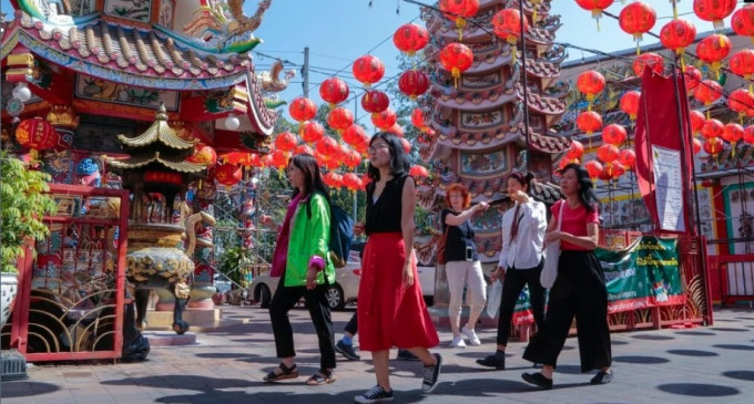 到泰国清迈旅游的华游客参观一家中国寺庙。美联社