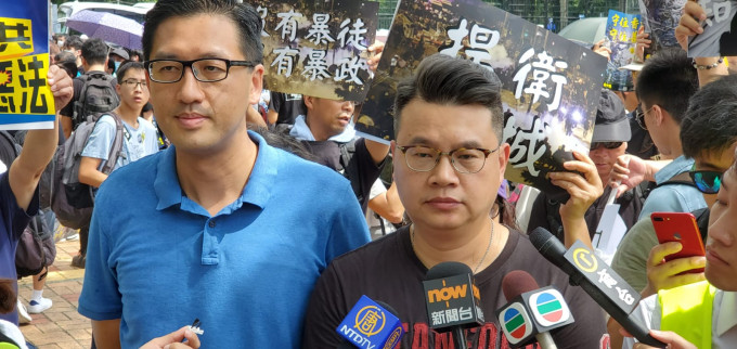 尹兆坚（右）澄清警员有拉起上水跳桥示威者。