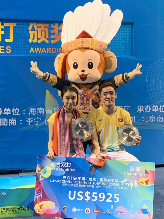 鄧俊文(右)與吳芷柔於陵水大師賽混雙奪冠。相片由羽總提供