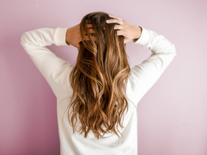 營養師指頭髮應趁早保養，減慢掉髮等問題發生。unsplash圖片