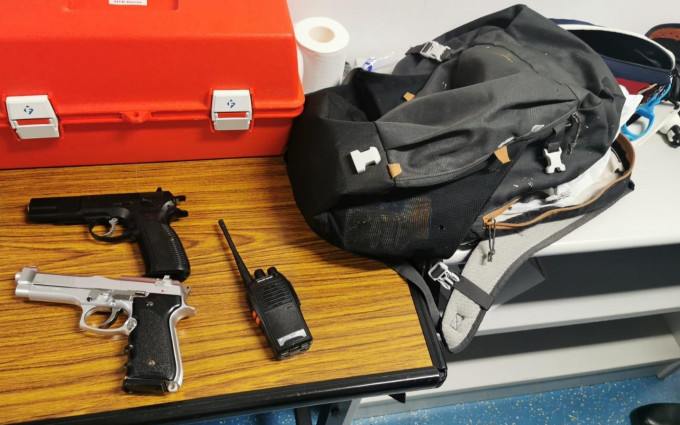 警方检获2支玩具枪及2部对讲机。