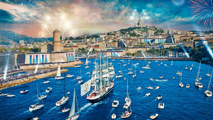 巴黎奧委會發布的模擬圖，顯示巨型帆船運送奧運聖火進入馬賽舊港。