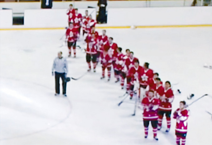 涉事的世界冰球锦标赛播错国歌，港队球员做出T字手势叫停。