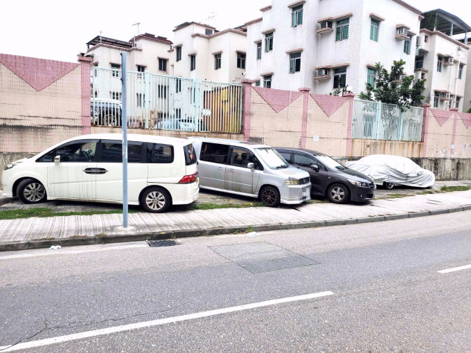 多部停泊在路邊的私家車，疑被人淋撥汽車偈油。